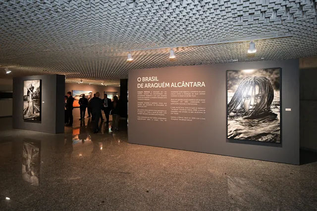 Sala da exposição no Espaço Cultural do STJ, com a parede de abertura e fotografias em grande formato.