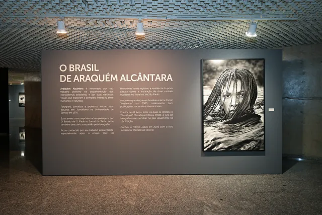 Parede com o título “O Brasil de Araquém Alcântara” e o retrato de uma criança entre as águas.