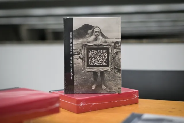 O livro 50 anos de fotografia, lançado na abertura da exposição.